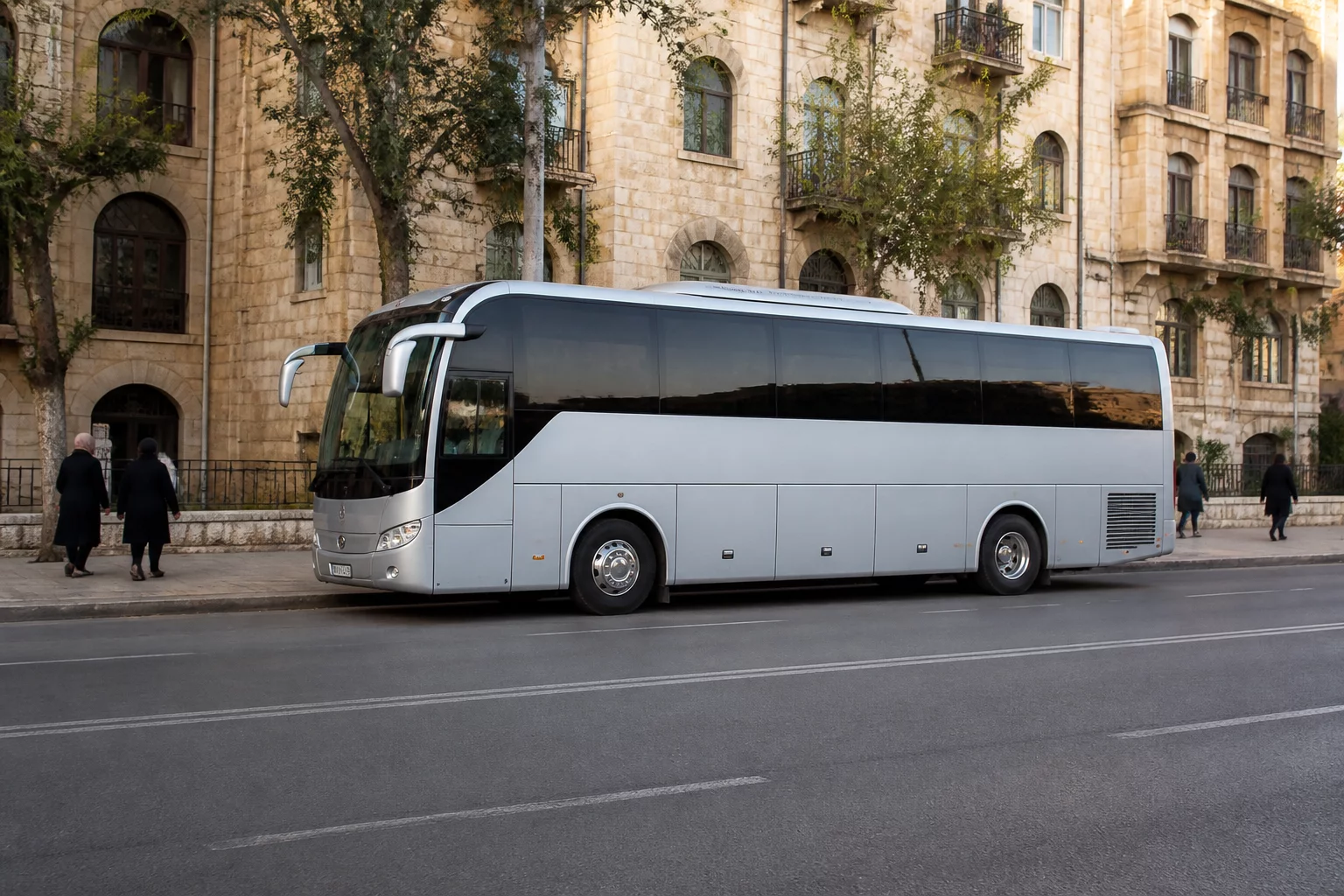 אוטובוס הסעות חונה ברחוב ירושלמי - הסעות לציבור הדתי מסיעי כל גיל