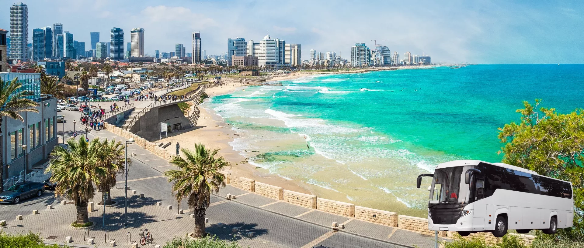 אוטובוס הסעות נוסע לאורך קו החוף בתל אביב