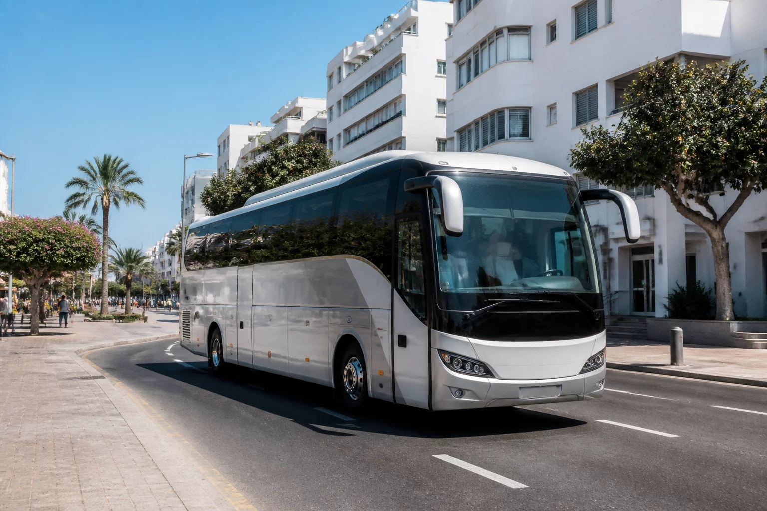 אוטובוס מודרני של מסיעי כל גיל נוסע ברחוב בתל אביב